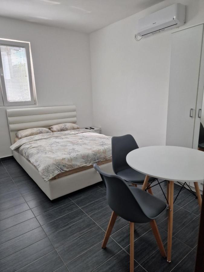 Ferienwohnung Apartman Tolosi 2 Podgorica Exterior foto