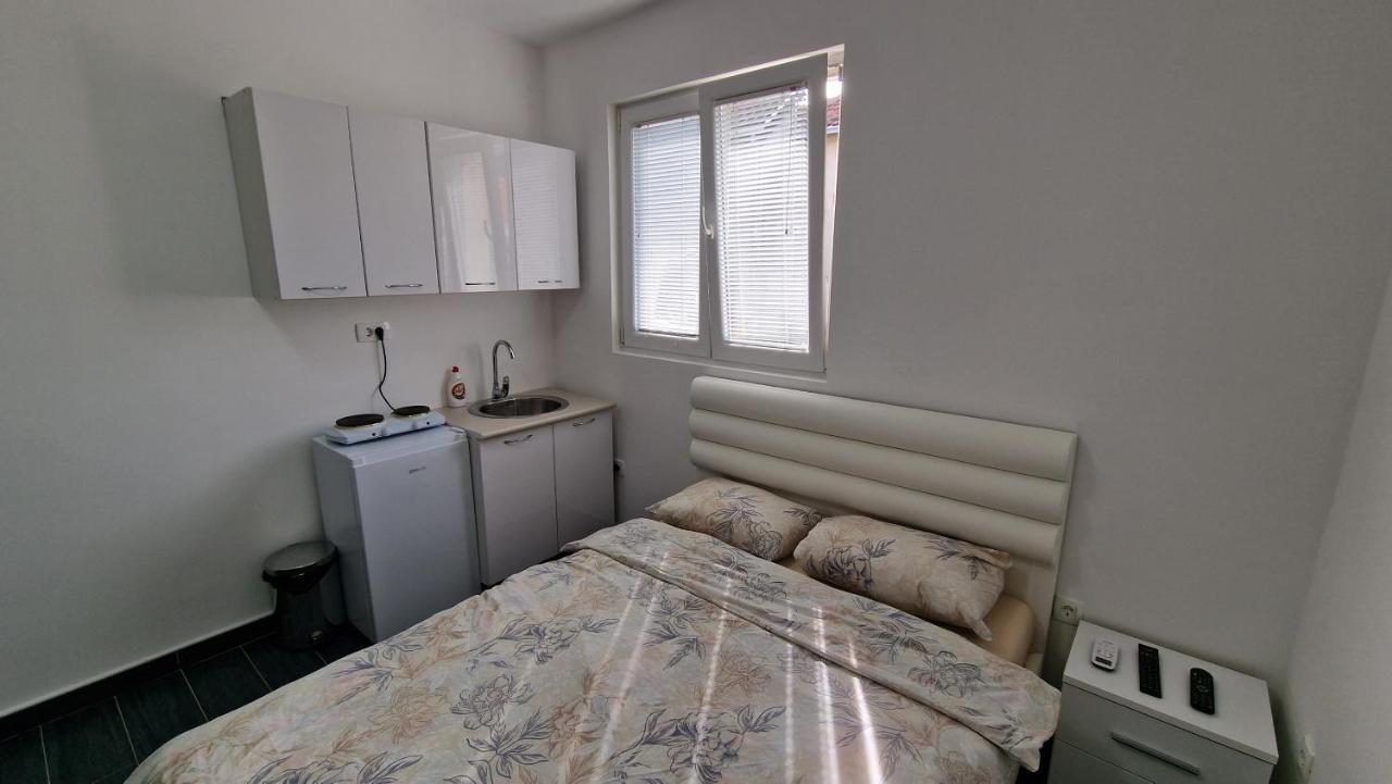 Ferienwohnung Apartman Tolosi 2 Podgorica Exterior foto