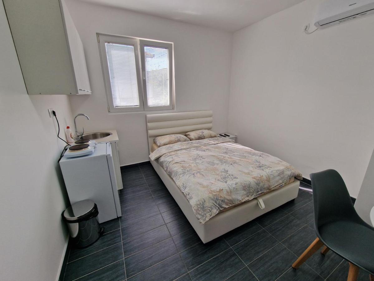 Ferienwohnung Apartman Tolosi 2 Podgorica Exterior foto